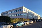 Office for sale at Edificio Alba, Calle Rosa de Lima, 1, Las Rozas de Madrid, Madrid, 28290 with car, building, automotive parking light, tire, wheel, land vehicle, sky, property, vehicle and automotive lighting around