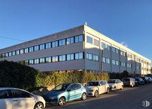 Office for sale at Edificio Alba, Calle Rosa de Lima, 1, Las Rozas de Madrid, Madrid, 28290 with car, building, automotive parking light, tire, wheel, land vehicle, sky, property, vehicle and automotive lighting around