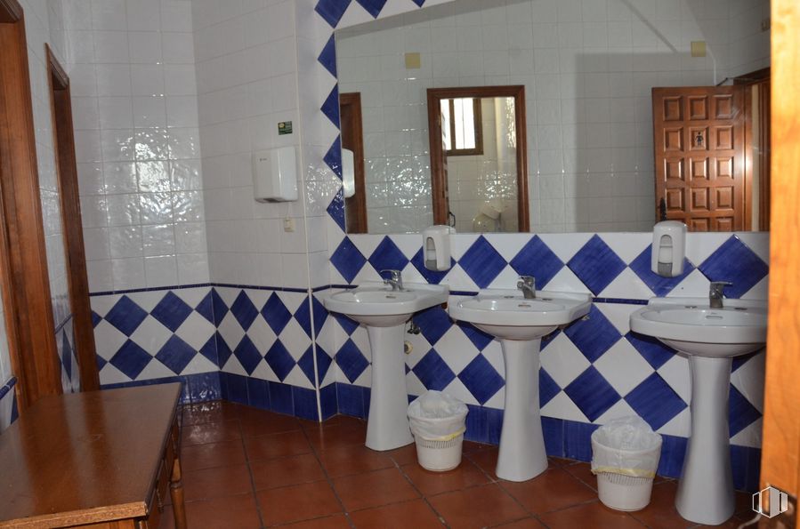 Retail for sale at Calle Bayona, 44, Boceguillas, Segovia, 40560 with sink, table, container, property, furniture, azure, wood, plumbing fixture, interior design and chair around