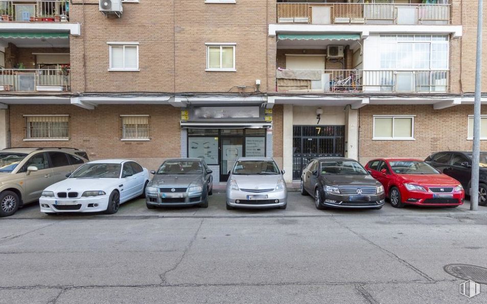 Retail for sale at Calle Almería, Alcalá de Henares, Madrid, 28804 with car, building, automotive parking light, wheel, land vehicle, vehicle, tire, window, motor vehicle and automotive design around