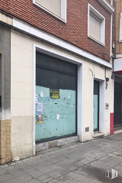 Retail for rent at Avenida Pio XII, 70, Talavera de la Reina, Toledo, 45600 with window, building, door, fixture, road surface, wood, asphalt, building material, composite material and tints and shades around