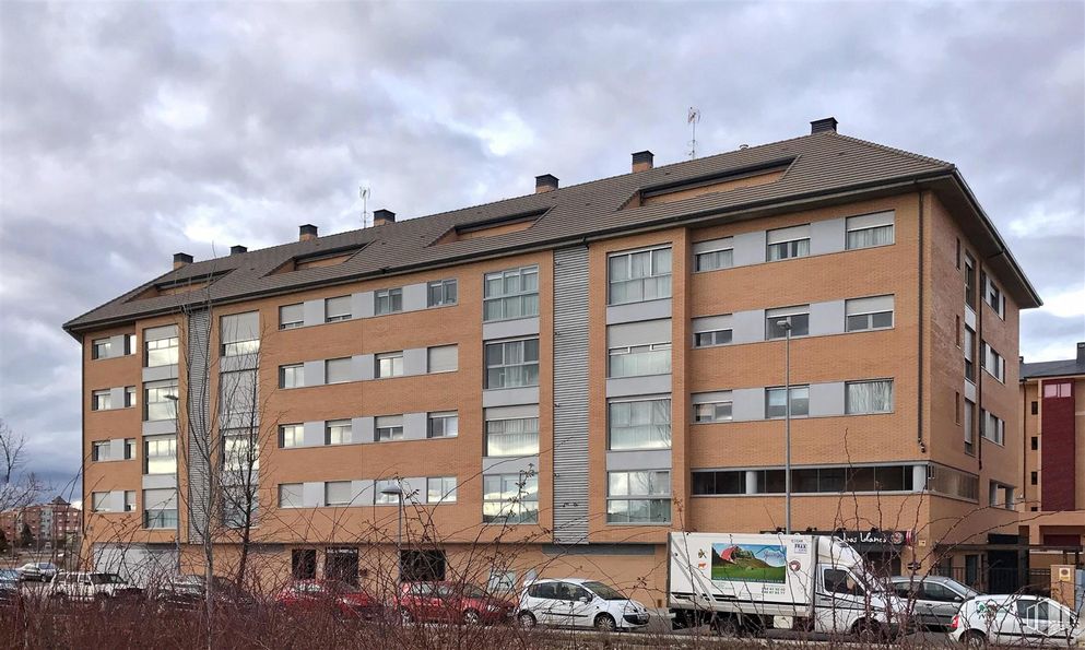 Retail for sale & for rent at Calle Dalia, 1, Ávila, 05002 with car, building, truck, sky, window, cloud, wheel, tire, vehicle and urban design around