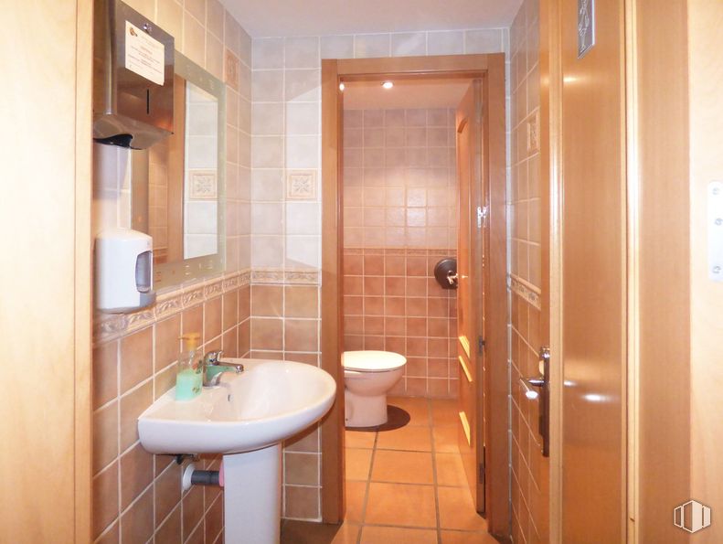 Local en alquiler y venta en Calle Granada, Pinto, Madrid, 28320 con fregadero, inodoro, grifo, accesorio de fontanería, propiedad, edificio, lavabo de baño, espejo, baño y madera alrededor