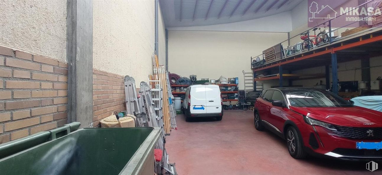 Industrial for sale at Polígono Las Cubiertas, Griñón, Madrid, 28971 with car, tire, wheel, license plate, van, automotive parking light, vehicle, vehicle registration plate, motor vehicle and automotive lighting around