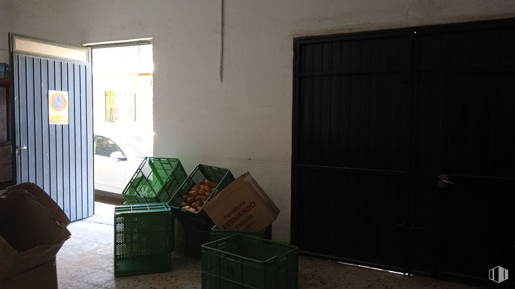 Retail for sale at Calle Tercia, Malpica de Tajo, Toledo, 45692 with packaged goods, luggage & bags, container, wood, fixture, shipping box, flooring, door, package delivery and hardwood around