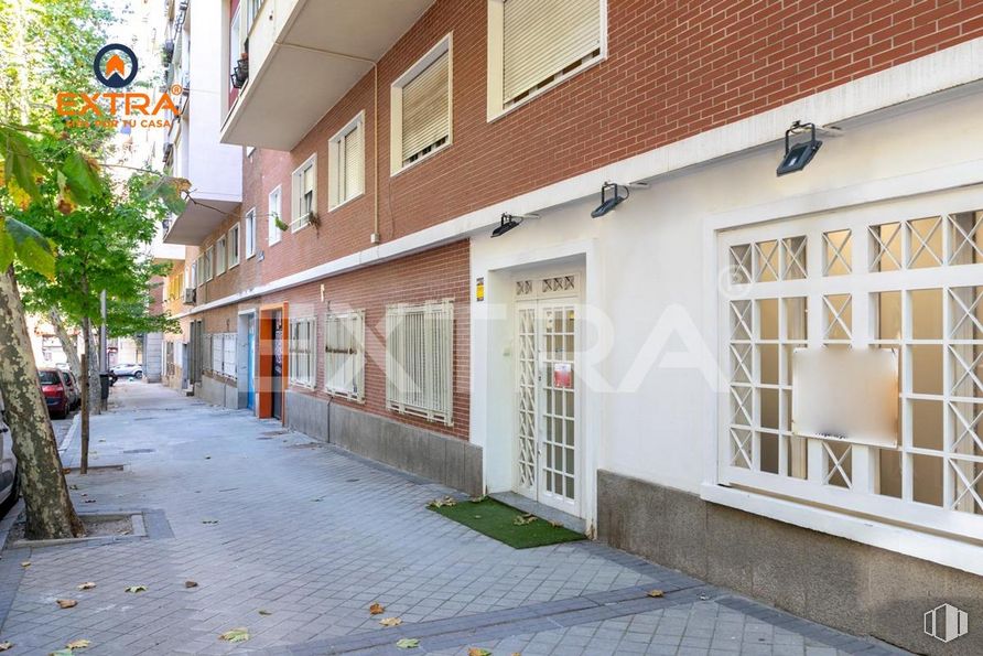 Retail for sale at Avenida General Perón, Tetuán, Madrid, 28020 with window, building, property, fixture, road surface, architecture, tree, neighbourhood, urban design and residential area around