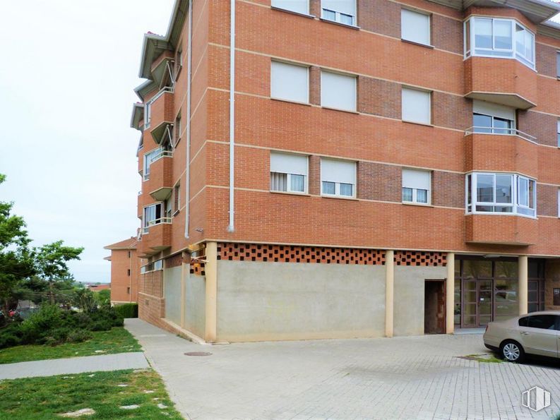 Retail for rent at Sector Plaza de Toros, Segovia, 40006 with car, building, window, wheel, sky, tire, vehicle, plant, architecture and urban design around