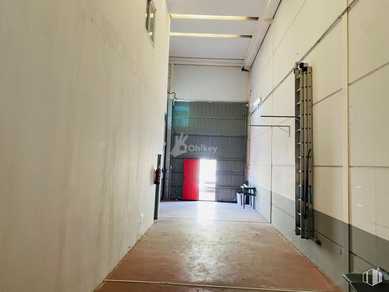 Industrial for sale at Calle Plomo, San Martín de la Vega, Madrid, 28330 with flooring, floor, ceiling, metal, building material, hall, steel, daylighting, aluminium and plaster around