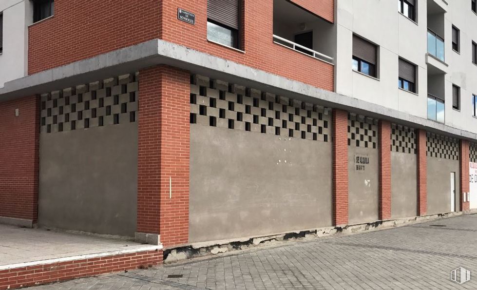 Retail for rent at Carretera Sonsoles, 9, Ávila, 05002 with window, building, property, wood, road surface, asphalt, fixture, building material, brickwork and brick around