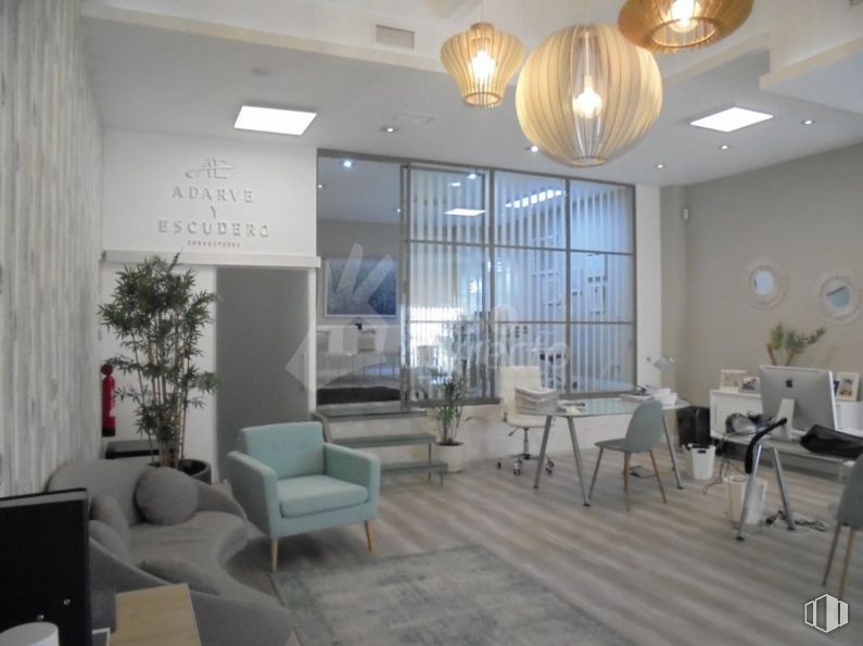 Oficina en alquiler y venta en Centro urbano, Getafe, Madrid, 28901 con alumbrado, silla, planta de interior, mesa, mueble, edificio, planta, diseño de interiores, gris y piso alrededor