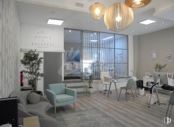 Local en venta en Centro urbano, Getafe, Madrid, 28901 con alumbrado, silla, planta de interior, mesa, mueble, edificio, planta, diseño de interiores, gris y piso alrededor