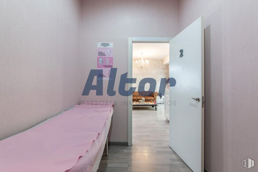 Local en alquiler y venta en Calle Fray Luis De León, Arganzuela, Madrid, 28012 con puerta, cama, suelo, suelos, pared, interiorismo, habitación, apartamento, techo y diseño alrededor