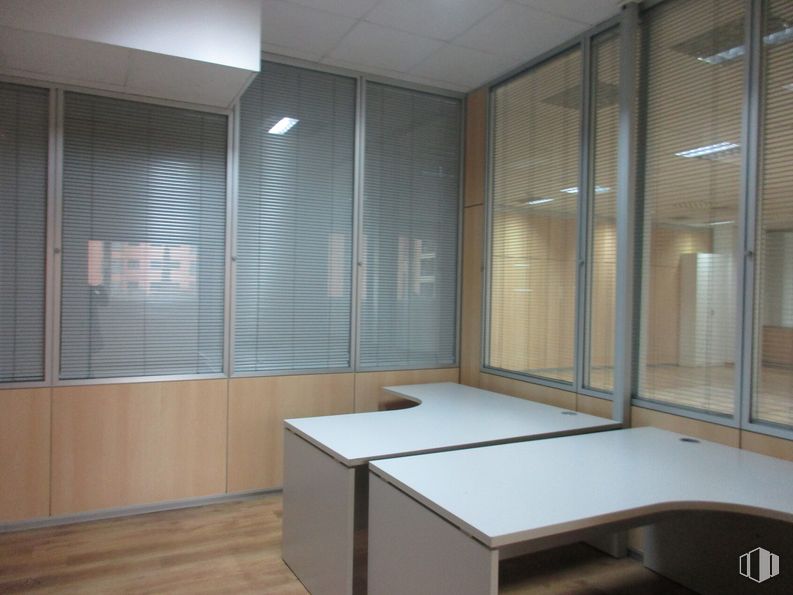 Office for rent at Calle Nestares, 20, Arganzuela, Madrid, 28045 with cabinetry, window blind, fixture, window, wood, shade, door, building, flooring and line around