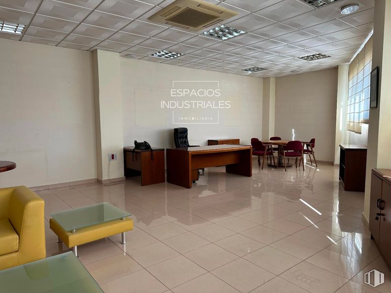 Nave en venta en Polígono Industrial Los Olivos, Getafe, Madrid, 28906 con escritorio, mueble, silla, mesa de cocina y comedor, mesa, mesa, suelos, suelo, hall y techo alrededor