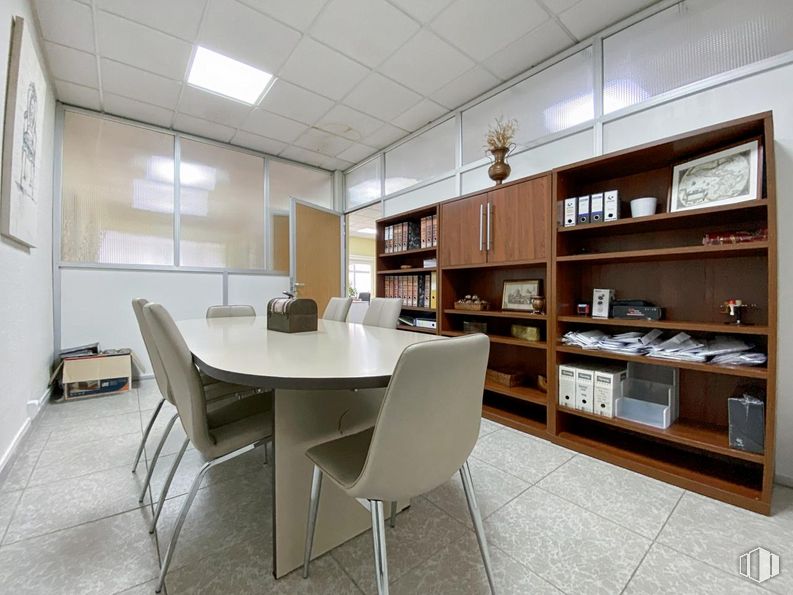 Oficina en venta en Calle Azuela, Collado Villalba, Madrid, 28400 con silla, estantería, lámpara, mesa, alumbrado, mueble, propiedad, ebanistería, edificio y madera alrededor