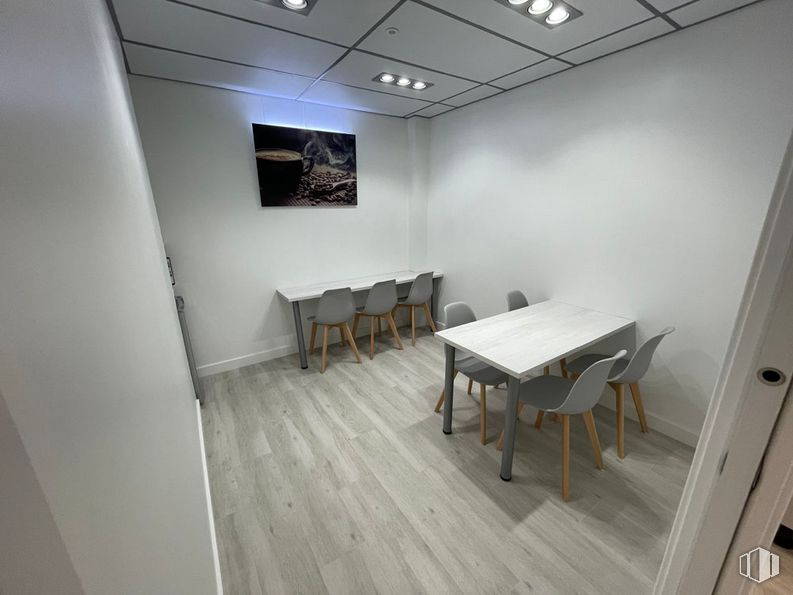 Oficina en alquiler en C.C. BurgoCentro I, Calle Comunidad de Madrid, 41, Las Rozas de Madrid, Madrid, 28230 con silla, mesa, marco, mueble, diseño de interiores, arquitectura, piso, suelo, pared y madera alrededor