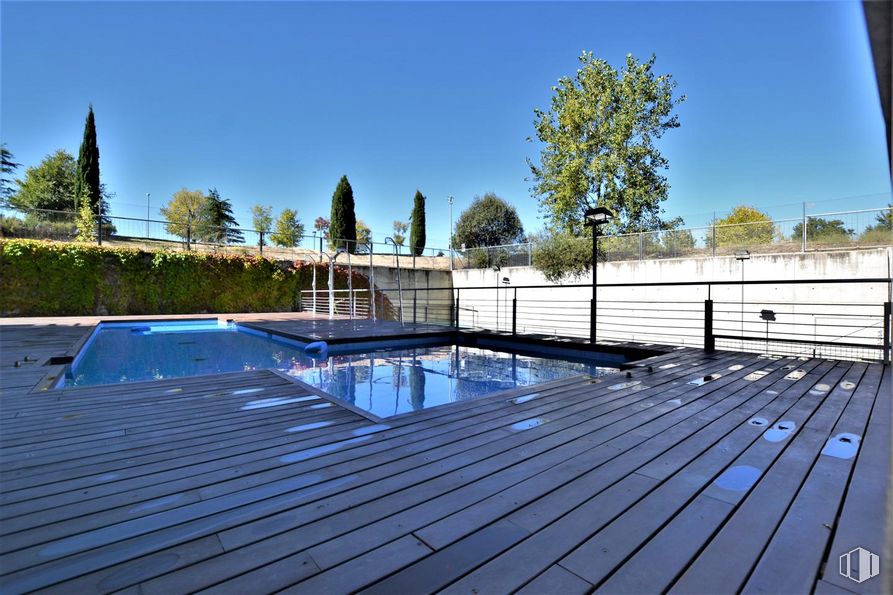 Oficina en venta en Rozas Nova , Calle Castillo de Fuensaldaña, 4, Las Rozas de Madrid, Madrid, 28230 con agua, cielo, piscina, planta, azur, árbol, sombra, edificio, casa y ocio alrededor