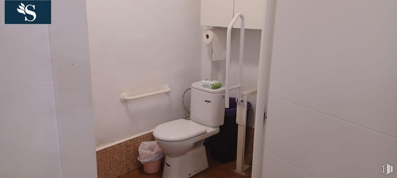 Local en alquiler en Calle Hermanos Gómez, Ciudad Lineal, Madrid, 28017 con inodoro, asiento del inodoro, cuarto de baño, accesorios de fontanería, suelos, suelo, fontanería, interiorismo, habitación y fregadero alrededor