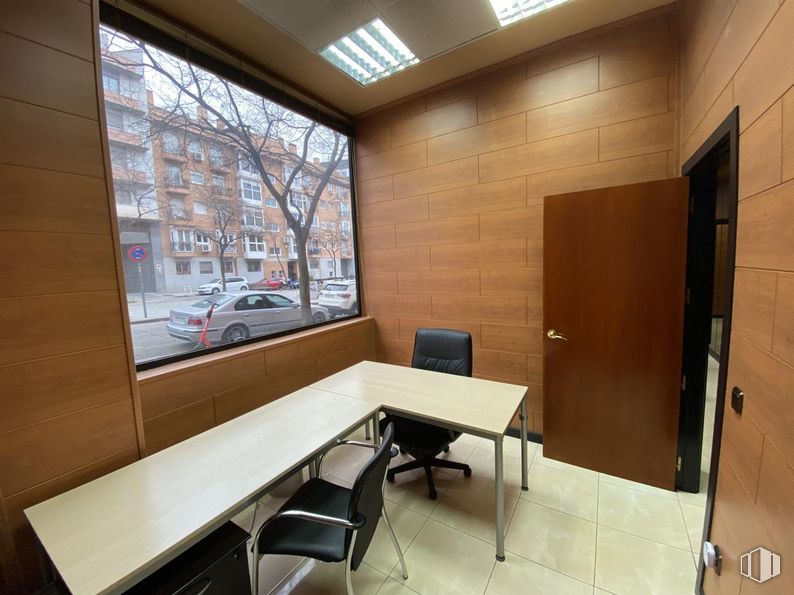 Local en venta en Paseo Melancólicos, 4, Arganzuela, Madrid, 28005 con coche, silla, ventana, puerta, escritorio, lámpara, alumbrado, mesa, propiedad y mueble alrededor