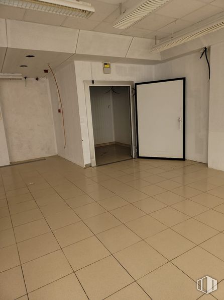 Retail for sale at Calle Don Quijote de la Mancha, Villarejo de Salvanés, Madrid, 28590 with door, building, tile flooring, interior design, flooring, fixture, floor, wall, ceiling and composite material around