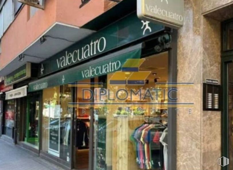 Retail for rent at Zona Prosperidad, Chamartín, Madrid, 28002 with fixture, window, building, font, retail, facade, shopping, signage, door and service around