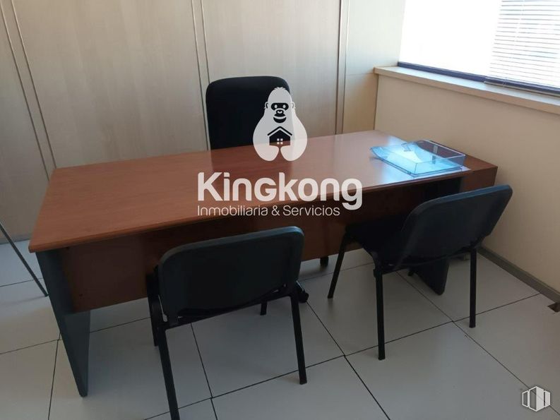 Office for rent at Polígono industrial Las Monjas, Torrejón de Ardoz, Madrid, 28850 with chair, desk, table, window blind, furniture, flooring, office equipment, floor, office chair and writing desk around