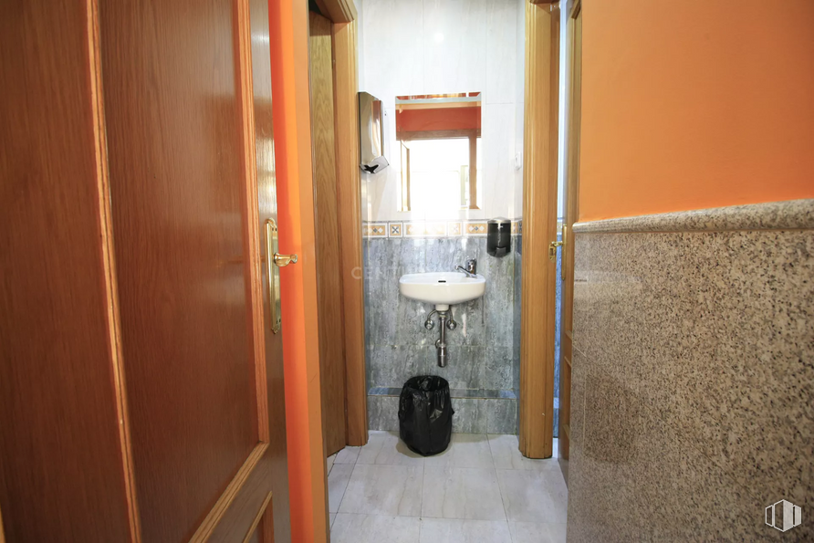 Local en venta en Calle Cuevas de Altamira, Carabanchel, Madrid, 28054 con accesorio de fontanería, baño, fregadero, grifo, madera, inodoro, accesorio, puerta, fontanería y lavabo de baño alrededor