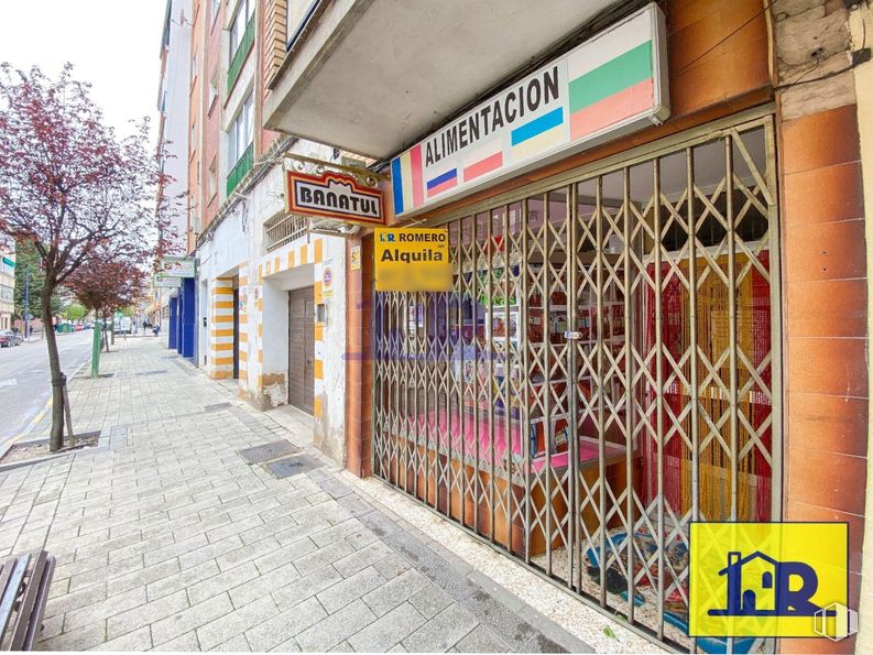 Retail for rent at Paseo San Antonio, Cuenca, 16003 with composite material, concrete, sidewalk, paint and sign around