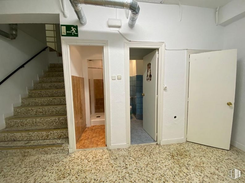 Local en venta en Calle Tribaldos, Hortaleza, Madrid, 28043 con puerta, diseño de interiores, madera, arquitectura, accesorio, pavimento, piso, propiedad material, escaleras y edificio alrededor