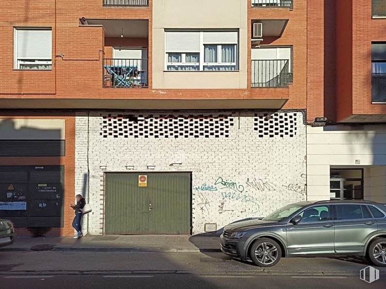 Retail for rent at Calle Calera, Talavera de la Reina, Toledo, 45600 with car, window, wheel, tire, door, vehicle, automotive lighting, architecture, asphalt and building around