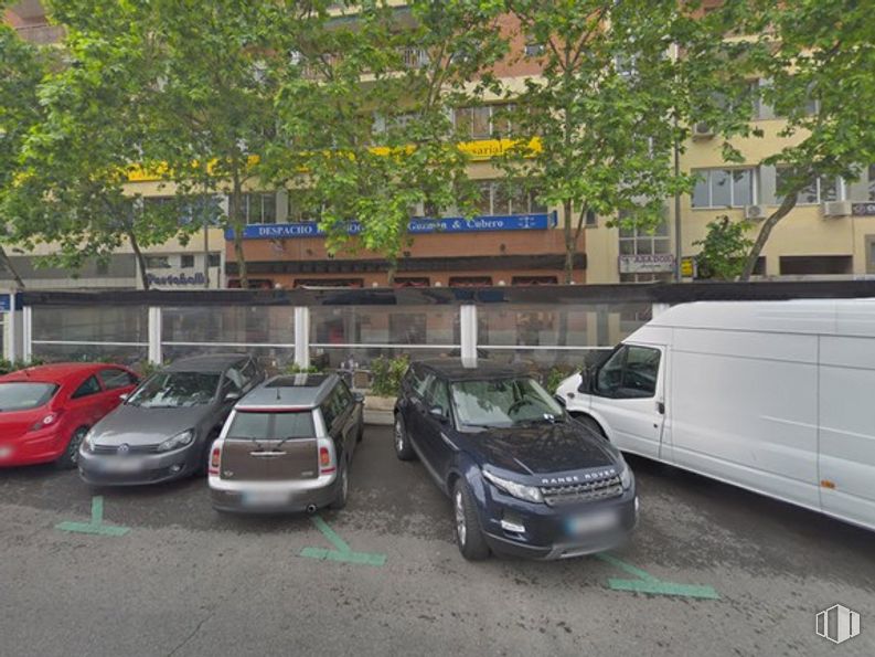 Retail for sale at Calle José Castán Tobeñas, 1, Tetuán, Madrid, 28020 with car, van, automotive parking light, tire, land vehicle, wheel, vehicle, building, vehicle registration plate and motor vehicle around