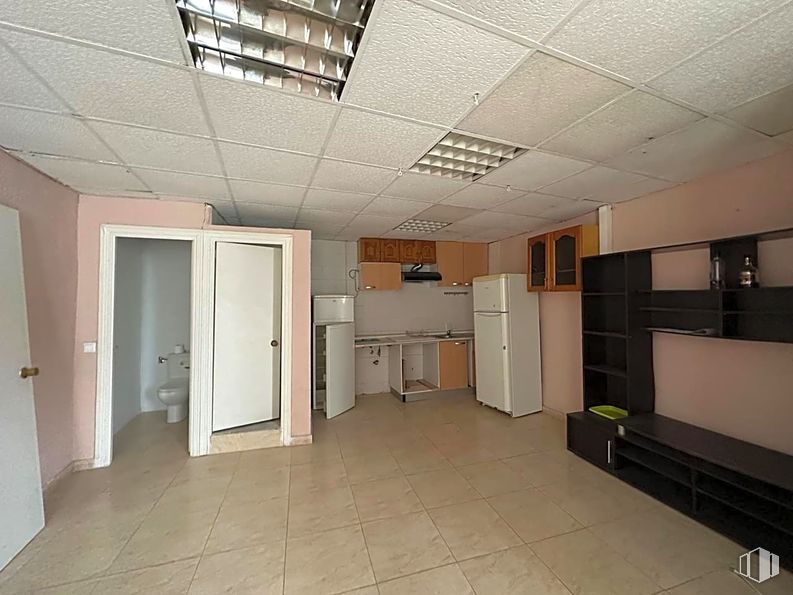 Industrial for rent at Calle Buenavista, Navalcarnero, Madrid, 28600 with refrigerator, door, flooring, floor, ceiling, interior design, apartment, room, tile flooring and light fixture around