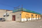 Industrial for sale at Carretera Ocaña, 38, Noblejas, Toledo, 45350 with car, building, door, sky, window, wheel, tire, vehicle, asphalt and facade around