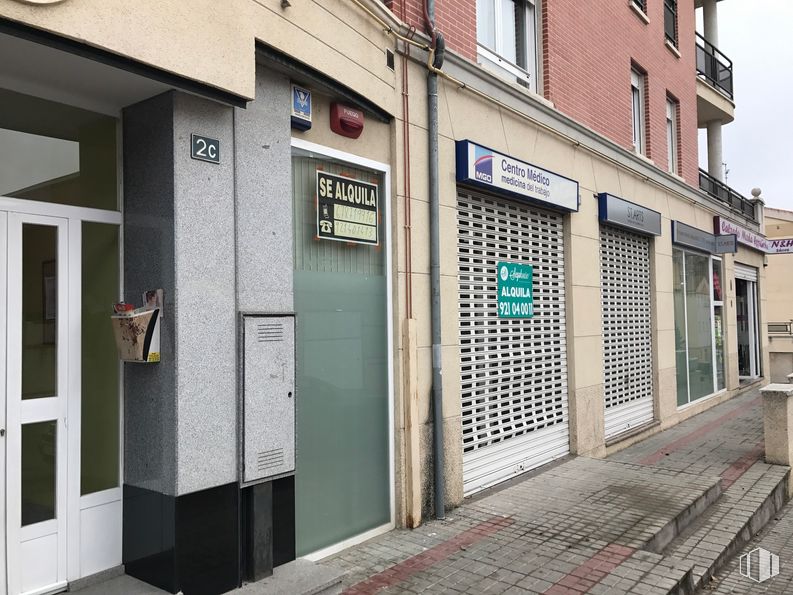 Retail for sale & for rent at Avenida Sotillo, 2, La Lastrilla, Segovia, 40196 with window, fixture, door, building, wood, facade, road surface, sidewalk, road and brick around