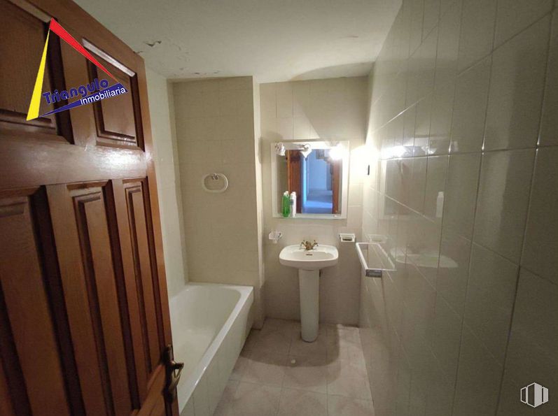 Retail for sale at Calle Tejedores, Segovia, 40004 with sink, door, mirror, plumbing fixture, tap, building, bathroom, bathroom sink, purple and architecture around