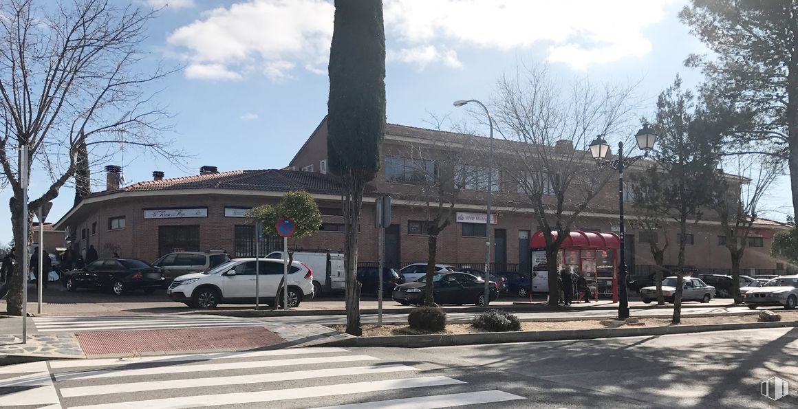 Retail for sale at Centro comercial La Plaza , Avenida Luxemburgo, 18, Nuevo Baztán, Madrid, 28514 with car, building, cloud, sky, wheel, tire, automotive parking light, plant, window and vehicle around