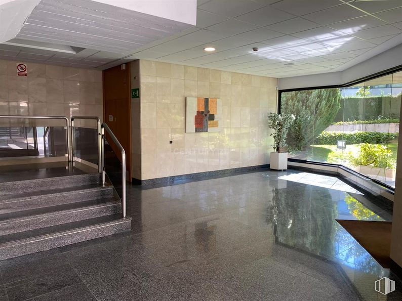 Oficina en alquiler y venta en Edificio Ecu, Calle Pollensa, 6, Las Rozas de Madrid, Madrid, 28230 con planta de interior, propiedad, planta, ventana, interiorismo, suelos, suelo, pared, inmobiliario y accesorio alrededor