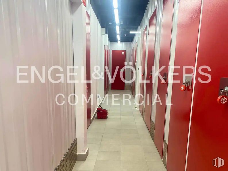 Retail for sale at Calle Galileo, 45, Chamberí, Madrid, 28015 with fixture, flooring, gas, ceiling, event, building, metal, font, symmetry and aluminium around