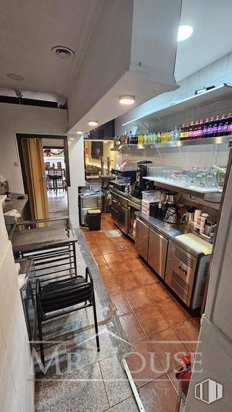 Retail for sale at Avenida Castilla, 6, Alcalá de Henares, Madrid, 28804 with interior design, furniture, flooring, lighting, restaurant, countertop, shelf, kitchen, chair and glass around