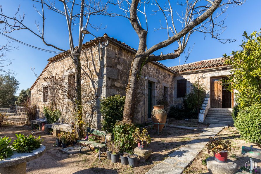 Land for sale at Colmenar del Arroyo, Colmenar del Arroyo, Madrid, 28213 with flowerpot, plant, sky, building, window, tree, architecture, cottage, residential area and rural area around