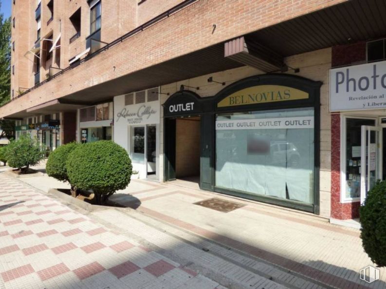 Local en alquiler en Avenida Castilla, Guadalajara, 19002 con planta, propiedad, edificio, ventana, arquitectura, espacio público, diseño urbano, superficie de la carretera, inmobiliario y fachada alrededor