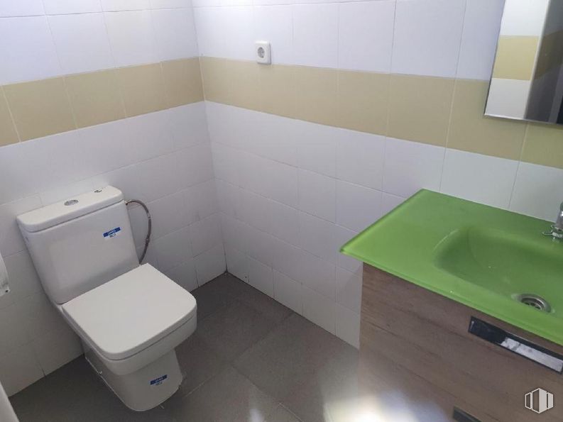 Industrial for sale at Calle Laguna del Marquesado, 36, Villaverde, Madrid, 28021 with toilet, sink, bathroom cabinet, toilet seat, plumbing fixture, bathroom, flooring, bathroom sink, floor and tap around