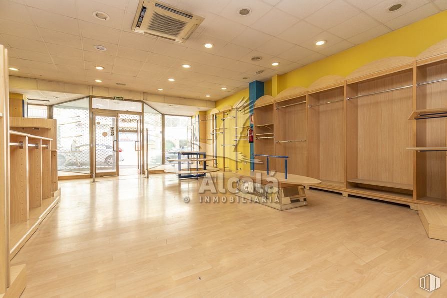 Retail for sale at Zona centro, Azuqueca de Henares, Guadalajara, 19200 with hall, wood, interior design, floor, flooring, wood stain, hardwood, shelving, ceiling and varnish around