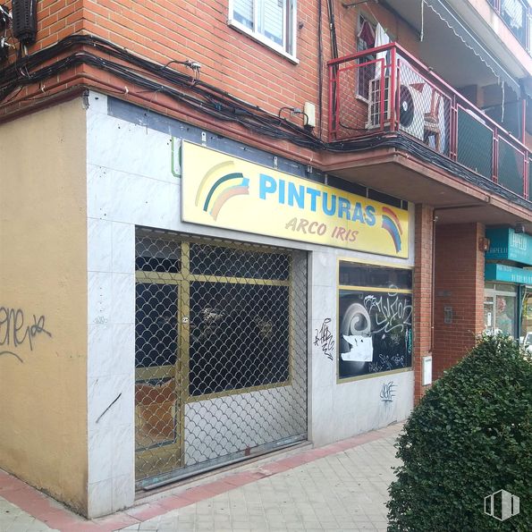 Local en alquiler en Calle Frómista, Fuenlabrada, Madrid, 28941 con ventana, planta, propiedad, edificio, accesorio, barrio, fuente, fachada, inmobiliario y señalización alrededor