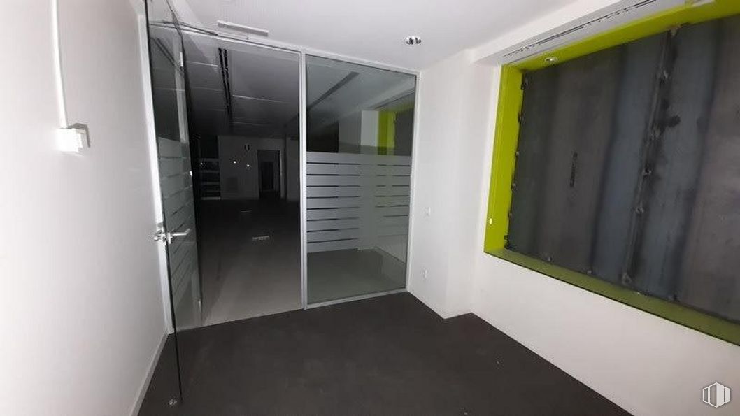 Retail for sale & for rent at Calle Fernández de los Ríos, Chamberí, Madrid, 28015 with wardrobe, window, fixture, interior design, building, flooring, floor, wood, ceiling and glass around