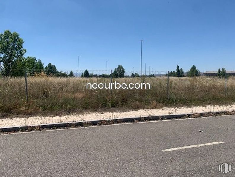 Land for sale at Calles Juan Aurelio Sánchez Tadeo, Ávila, 05003 with sky, plant, tree, road surface, asphalt, land lot, natural landscape, tar, grass and plain around