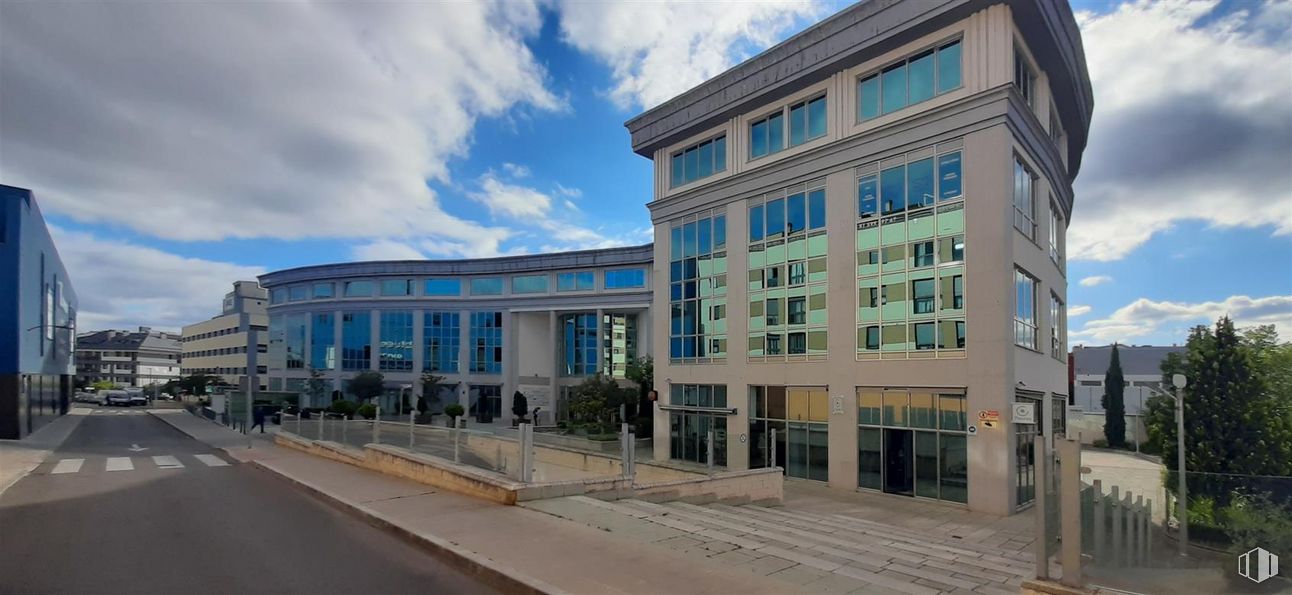 Office for sale at Zona estación, Pozuelo de Alarcón, Madrid, 28224 with building, cloud, sky, window, urban design, condominium, house, facade, commercial building and tower block around