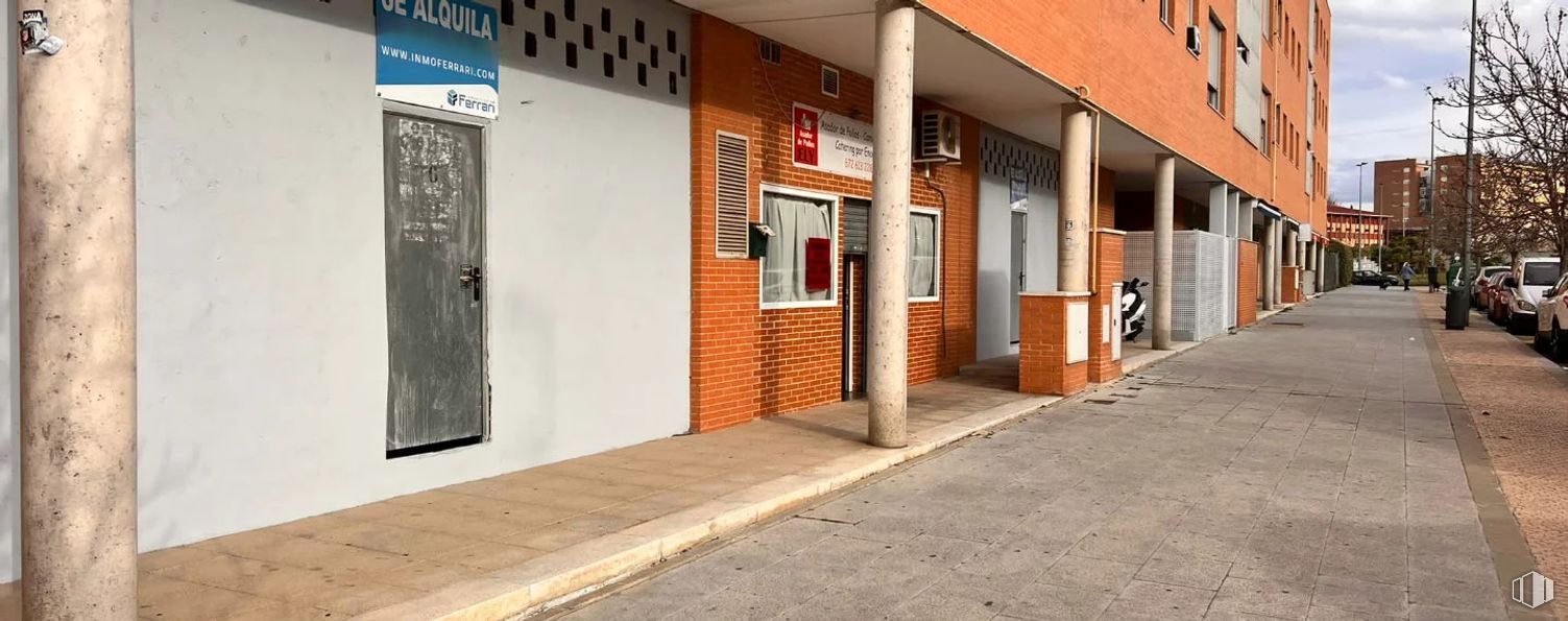 Local en alquiler en Avenida República Argentina, Arganda del Rey, Madrid, 28500 con pared, ladrillo, albañilería, material compuesto, acera, puerta, hormigón y material de construcción alrededor