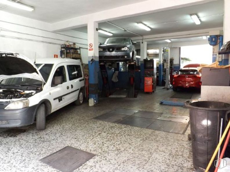 Retail for sale at Calle Vicente Camarón, La Latina, Madrid, 28011 with car, waste container, wheel, automotive parking light, tire, land vehicle, motor vehicle, automotive tire, vehicle and hood around