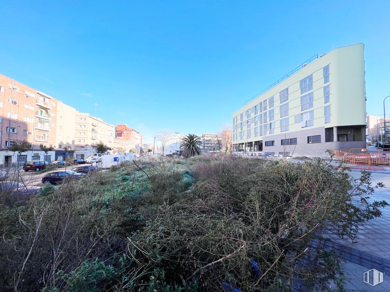 Suelo en venta en Calle Garganta Aisa, 6, Puente de Vallecas, Madrid, 28038 con edificio, cielo, planta, ventana, azur, diseño urbano, luz de la calle, zona residencial, bienes raíces y ciudad alrededor